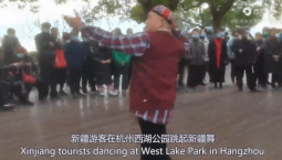 萬人說新疆丨聽到新疆舞曲，他們忍不住跳起新疆舞