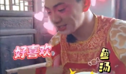 “吉祥新闻”记者安排查干湖特产 给雪饼猴香迷糊了！