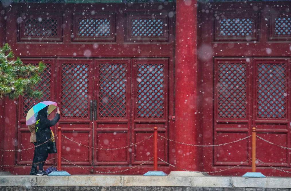 红墙白雪，“穿越”美女，太庙景区成网红打卡地