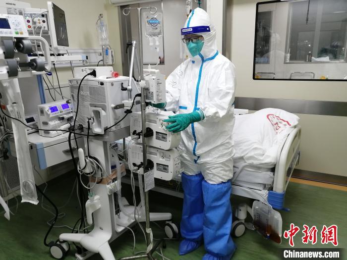 除部分護士堅守市區分部普通病房外，上海市公共衛生臨床中心的其他護士均進艙持續抗疫兩月有余?！》垛礅?攝
