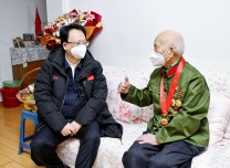 景俊海在長春走訪慰問生活困難黨員、老黨員和企業一線職工