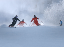 雪季持续！吉林各大滑雪场“热雪沸腾”