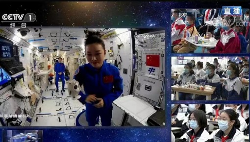 冰墩墩上太空了！王亞平和冰墩墩在中國空間站同框