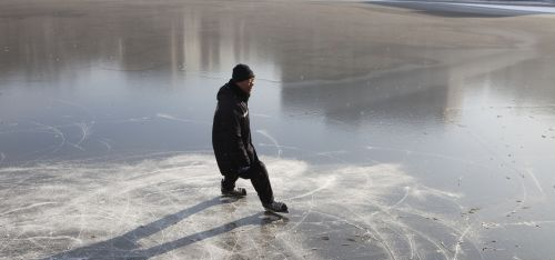 观察:湖面刚结冰就有人冰上玩耍