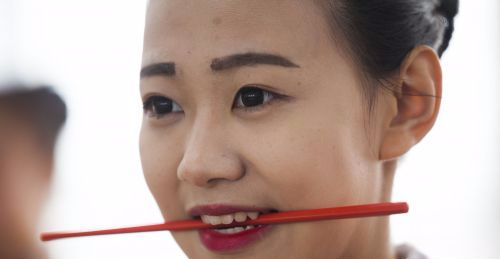 咬筷子练微笑正确方法图片
