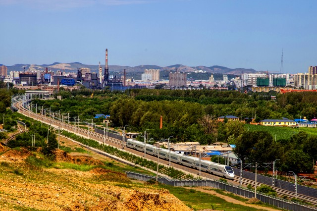 长白乌铁路首日开通运营 敦白高铁开工建设