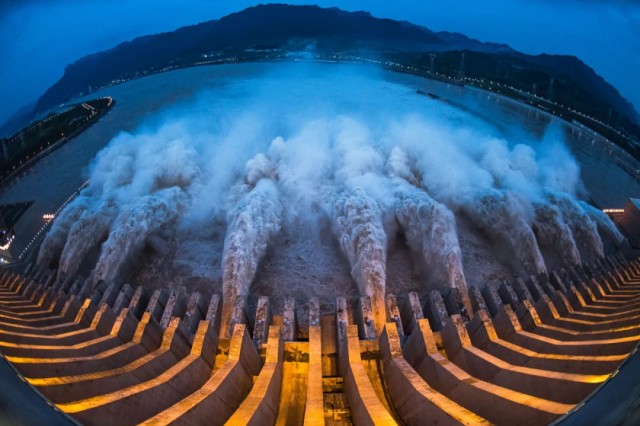 2020年8月19日,长江三峡水利枢纽工程开启泄洪深孔泄洪新华社发